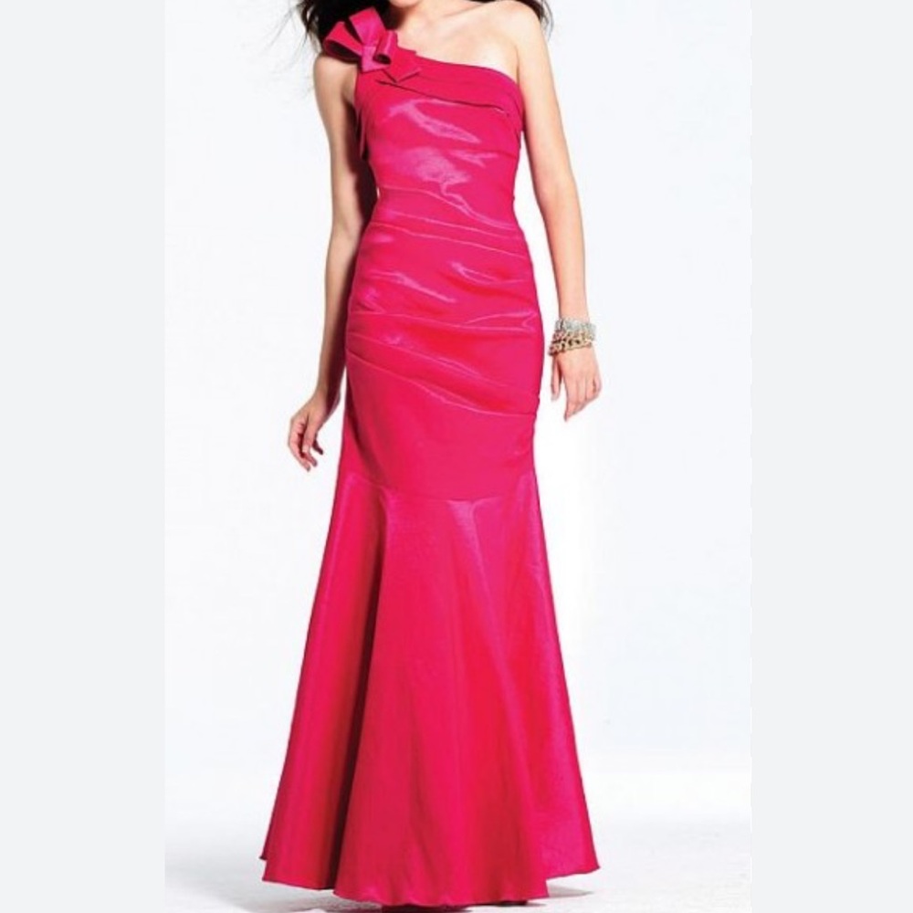 NWOT FAVIANA New York Vibrant One-Shoulder Vibrant Pink Taffeta Mermaid Gown.